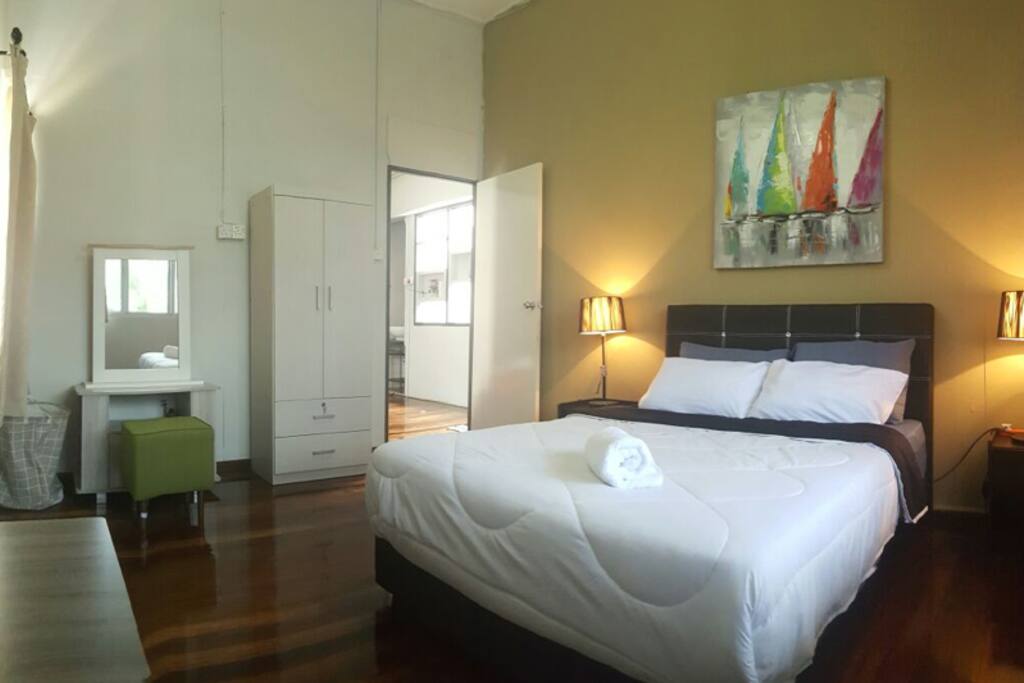 First bedroom (1 queen)