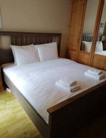 2 double beds + more…a walk to city centre! gallery image 3