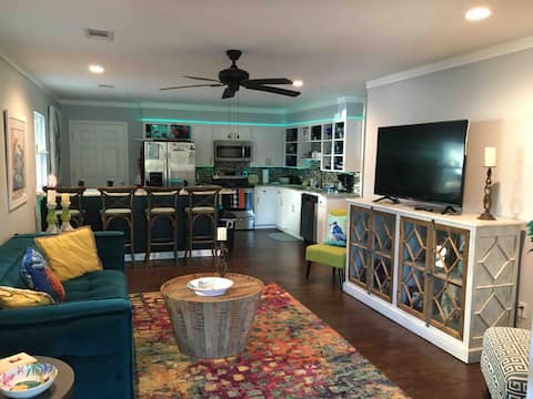 Popular Airbnb listing: Lake house w/ boat dock and 2 kayaks in Piney
