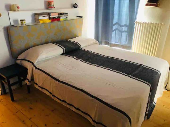 Ორადგილიანი საძინებელი ორკარიანი გარდერობით. Გამოყავით საძინებელი სამზარეულოდან კარითა და სააბაზანოთი სასრიალო კარით 