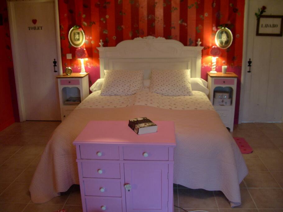 Une chambre à grand lit et 2 lits simple