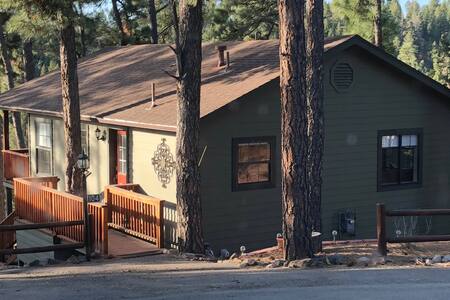 Ruidoso Alpine Village Cabin -View, Hot Tub & More