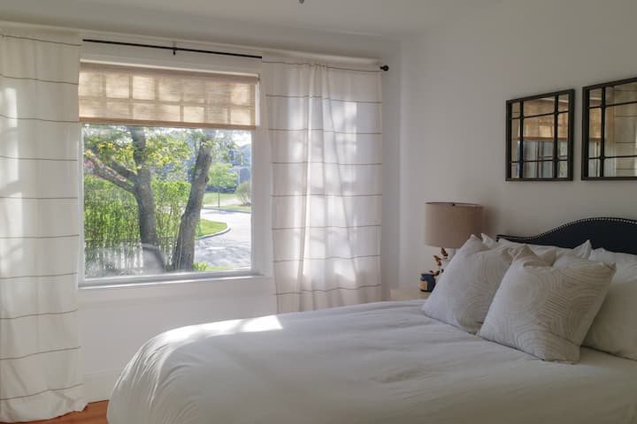 Unteres Zimmer mit Queensize-Bett