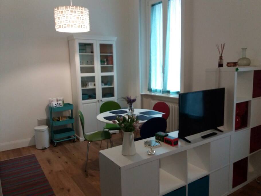 soggiorno cucina completamente attrezzata, pavimento in parquet naturale