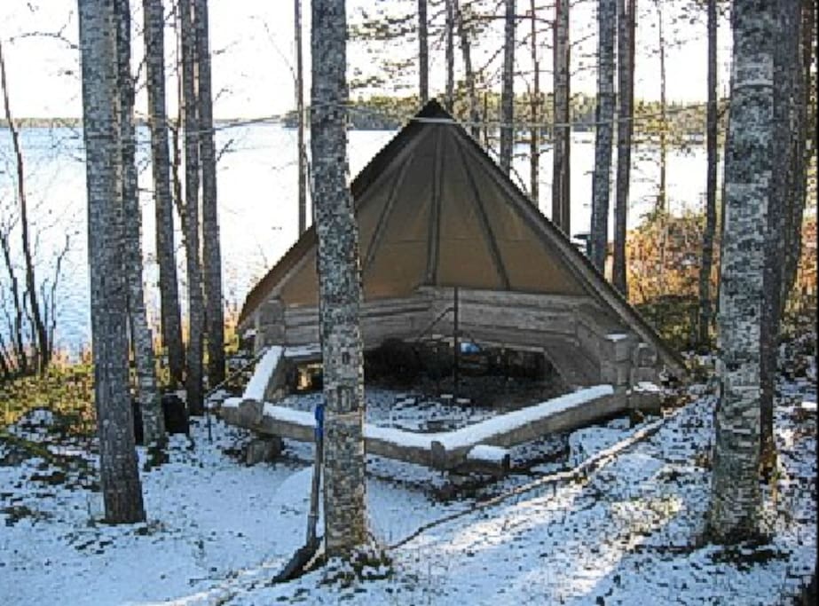 Own fire place with shelter, just besides the lake ( 10 m )
