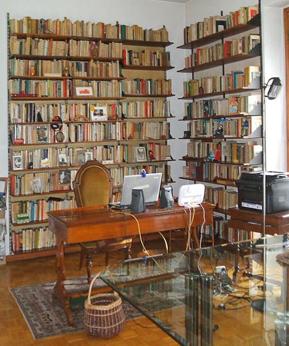 The workstation and library / la biblioteca e la scrivania attrezzata