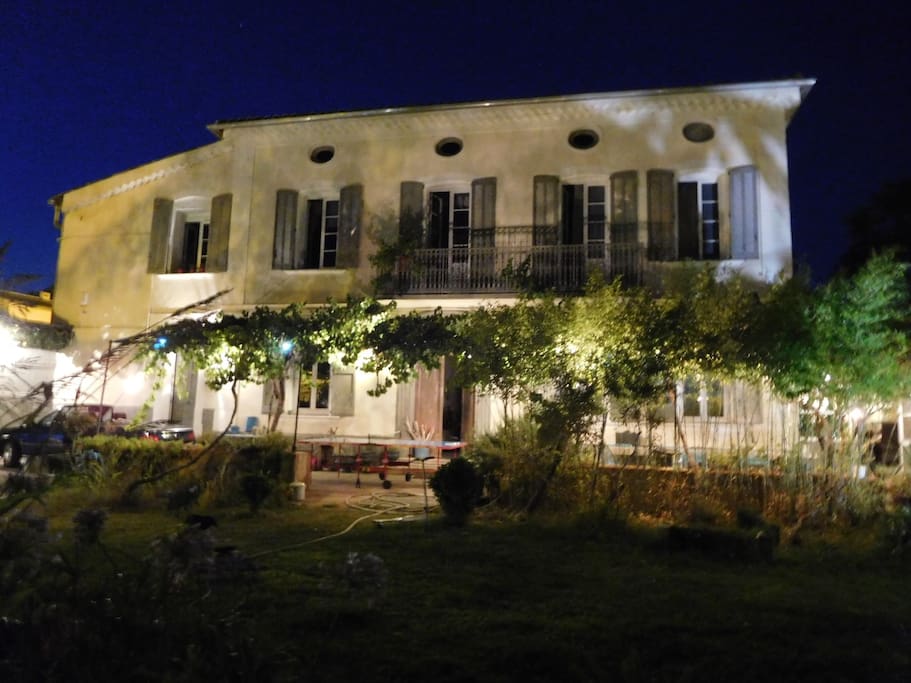 Façade de nuit l'été