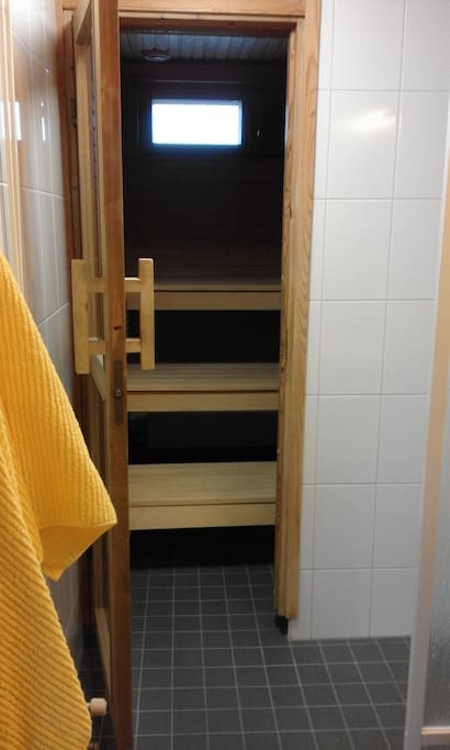 Jaettu kylpyhuone ja sauna