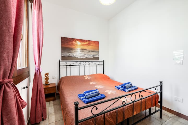 卧室-舒适双人床，配有柔软的床上用品和毛巾