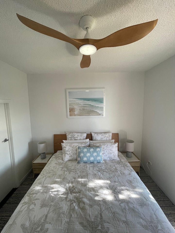 Ლუქს-კლასის საწოლი დიდი ზომის, თანამედროვე ავეჯით, მოდური დისტანციური ჭერის ვენტილატორით და დისტანციური დიდი ტელევიზორის კომფორტით . Გაიღვიძეთ ზღვის ხედით. Პლაჟთან დასვენების დღეების დაწყების შესანიშნავი ხერხი. 