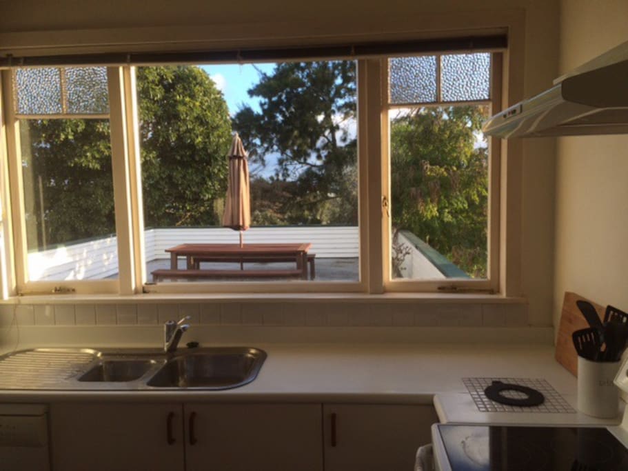 Kitchen overlooking the terrasse