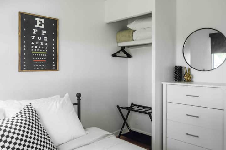 Furahia rafu ya mizigo na nafasi kubwa ya kutundika vitu vyako. 