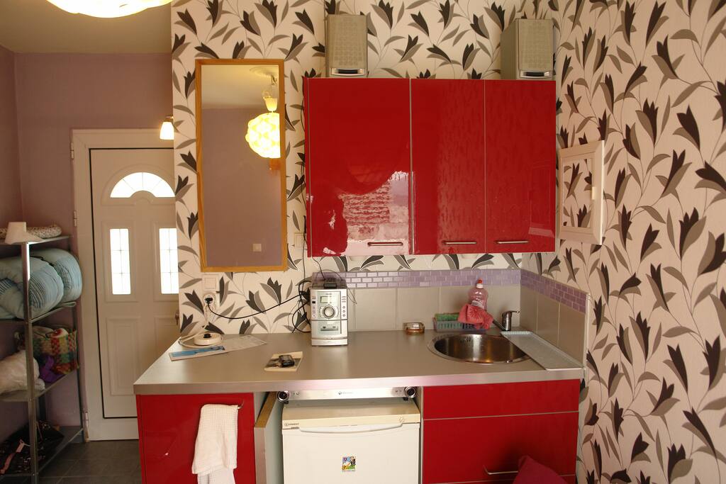 Entrance door and kitchen