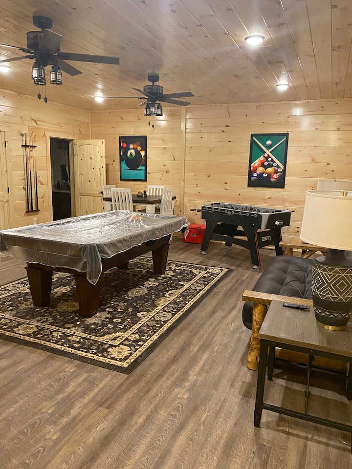 Нашата игротека има комерцијална маса за билјард, маса за фузбол, аркадна игра, телевизор со голем екран и футон, одлично место за семејна забава!