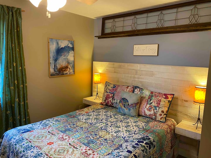 Dormitorio #1.  Cama tamaño queen.