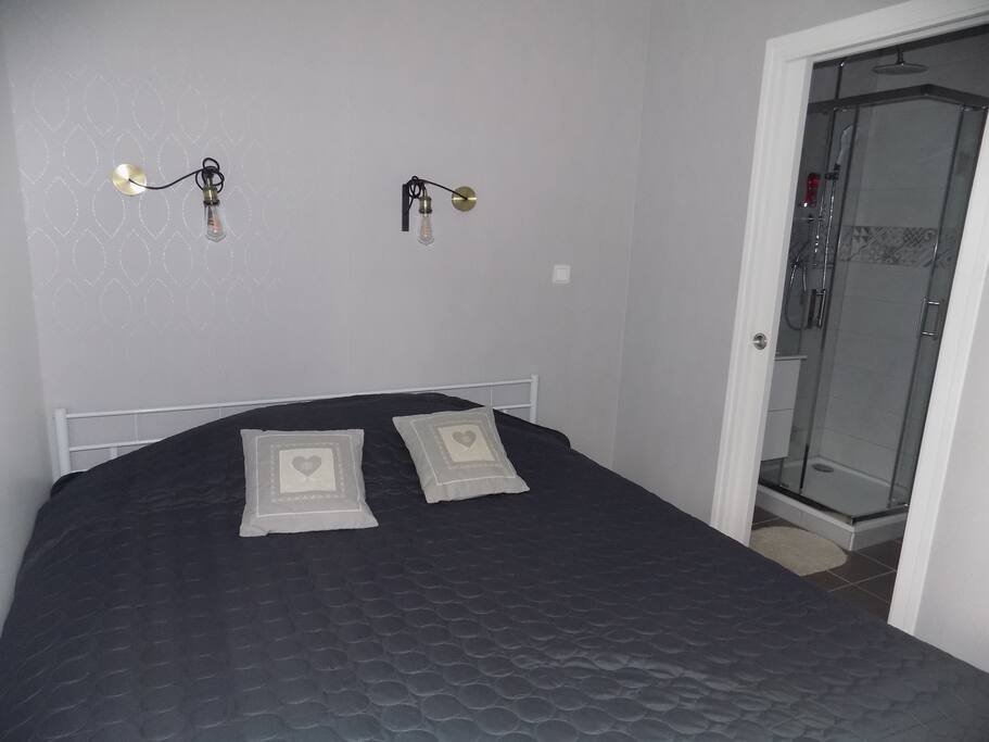 Chambre avec salle de bain