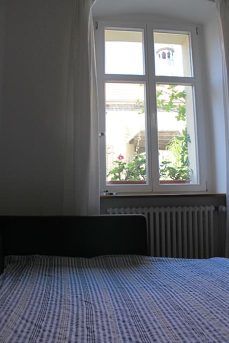 Blick vom Schlafplatz auf Hof und Kirchturm