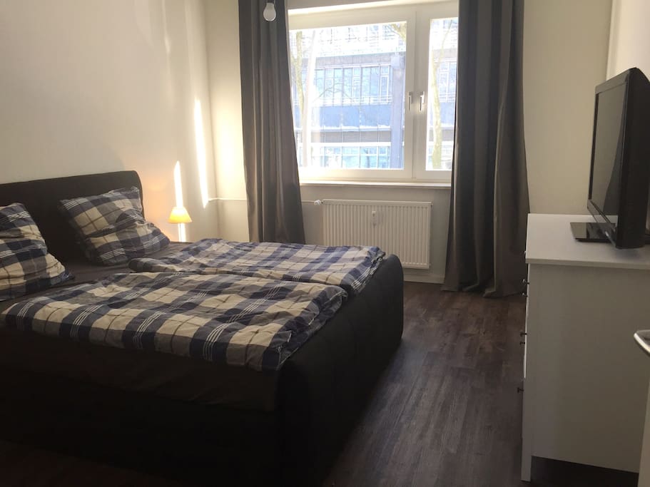 Großes Schlafzimmer inkl. sehr bequemen Boxspringbett (Doppelbett 180x200) und Fernseher (Kabelfernsehen)