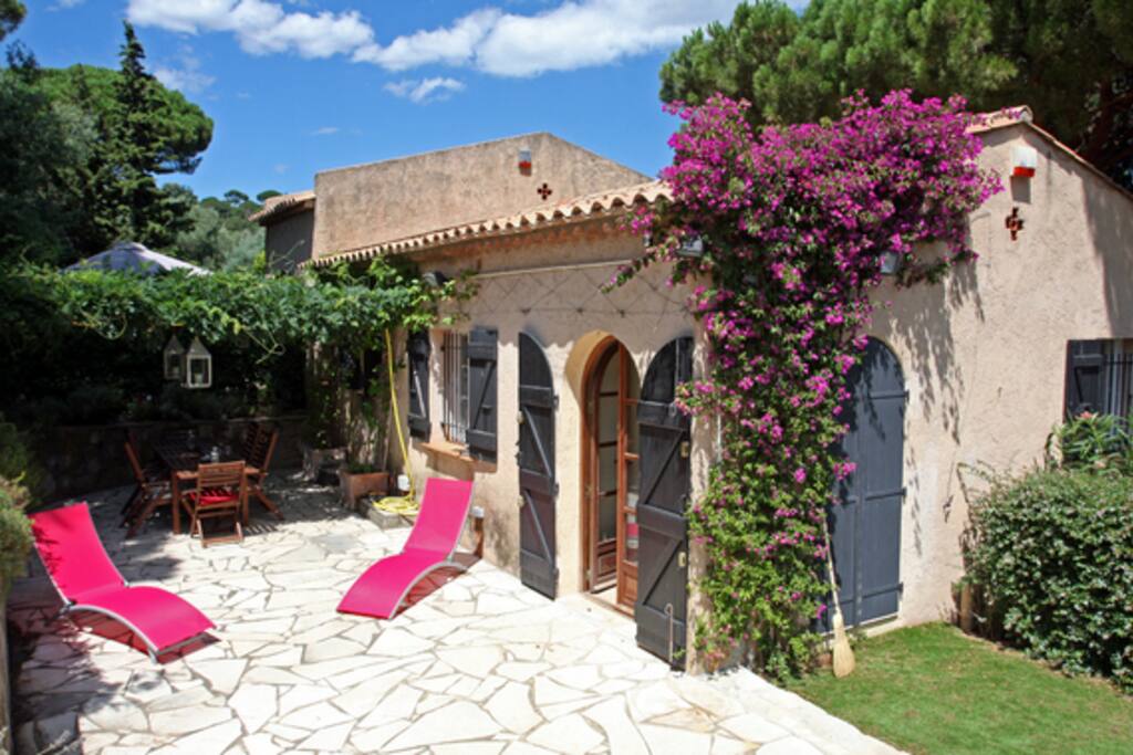 La terrasse - jardin avec une treille pour déjeuner à l'ombre l'été