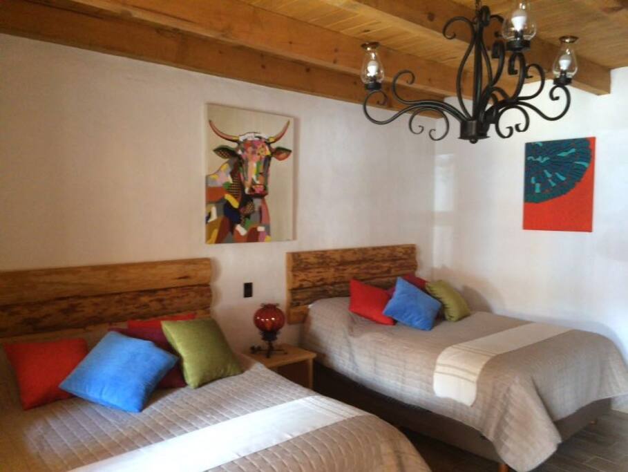 CUATRO HABITACIONES CON DOS CAMAS QS CHIMENEA, BAÑO PRIVADO Y TELEVISION CON CABLE, WIFI GRATIS, ESTACIONAMIENTO