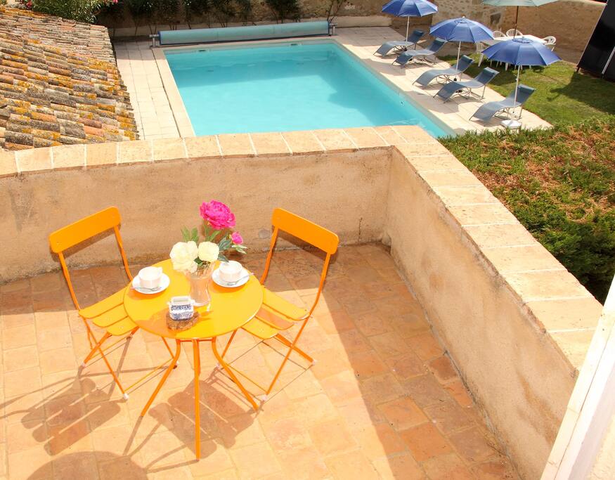 piscine vue de la terrasse de la chambre 1