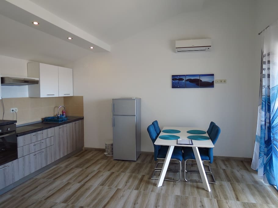 fully eqipped kitchen and dining area