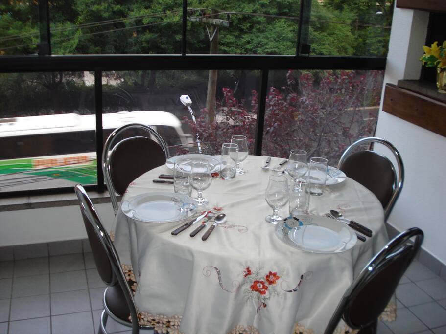 SALA DE REFEIÇÕES COM VISTA DA AVENIDA