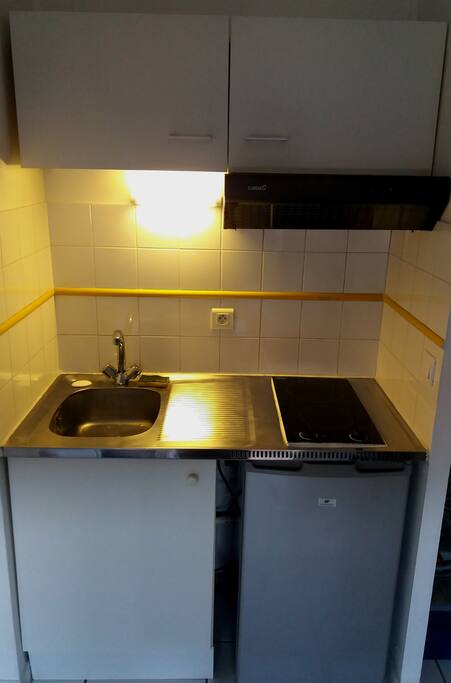 Cuisine équipé de 2 plaques vitrocéramiques, frigo et micro onde