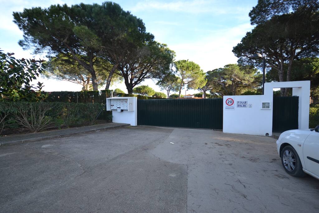 Acceso privado a la Urbanización