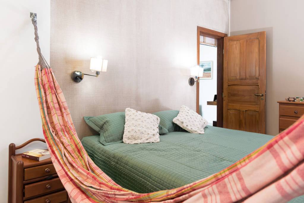 Quarto bem claro, com ótimo conforto