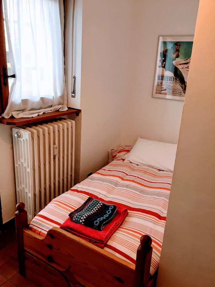 Dormitorio 4 - 1 cama individual

¡Incluye un balcón con vistas a la montaña!