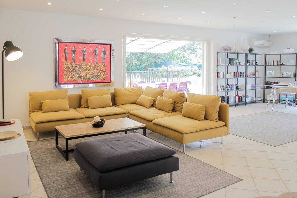 Beaux volumes pour soirées familiales.