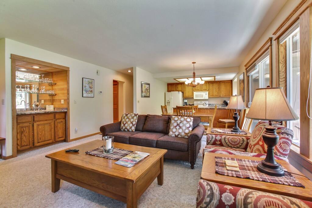 Couch,Furniture,Indoors,Room,Bedroom