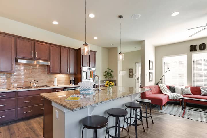 Luxurious, Cozy & Quiet Home Centrally Located - Aurora, CO