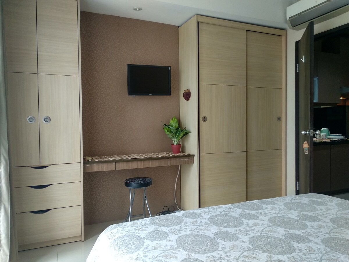 الكثير من المتاجر لتخزين أمتعتك.