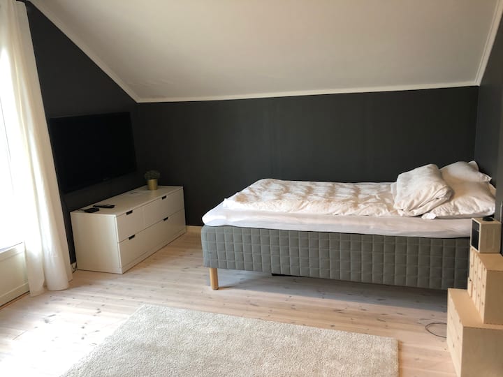 Spálňa 2: 140 cm (s televízorom)