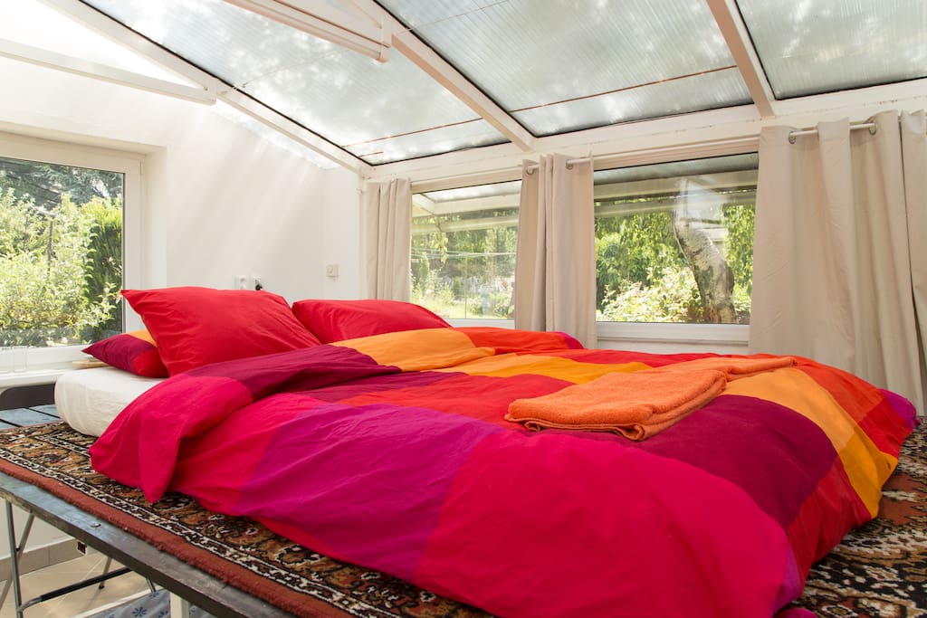 Have the pleasant dreams on the double mattress on the elevated platform.