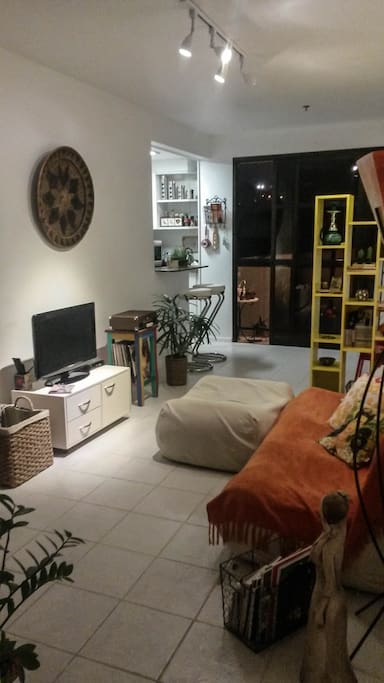Sala de estar à noite: iluminação e silêncio