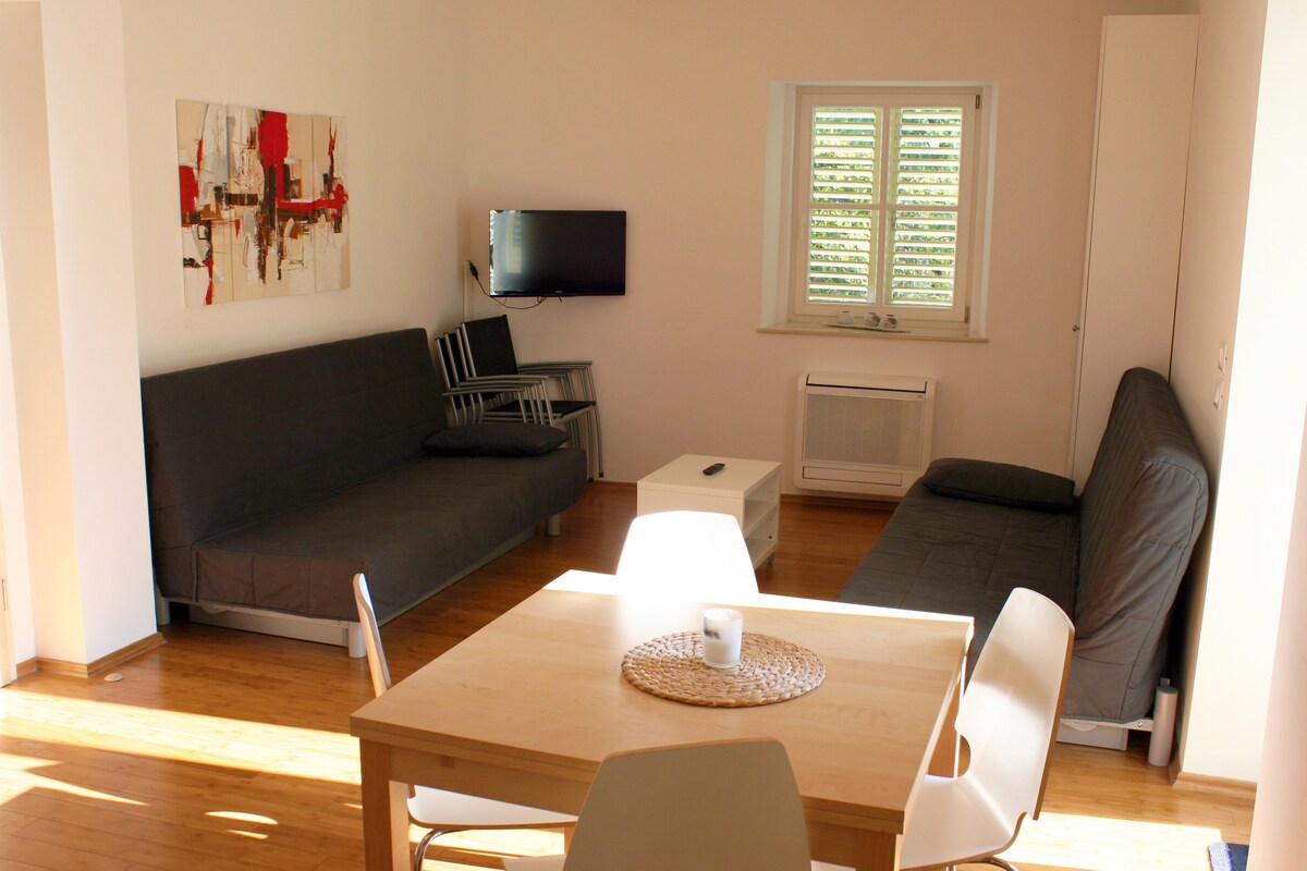 พื้นที่นั่งเล่นที่มีแสงสว่างมาก