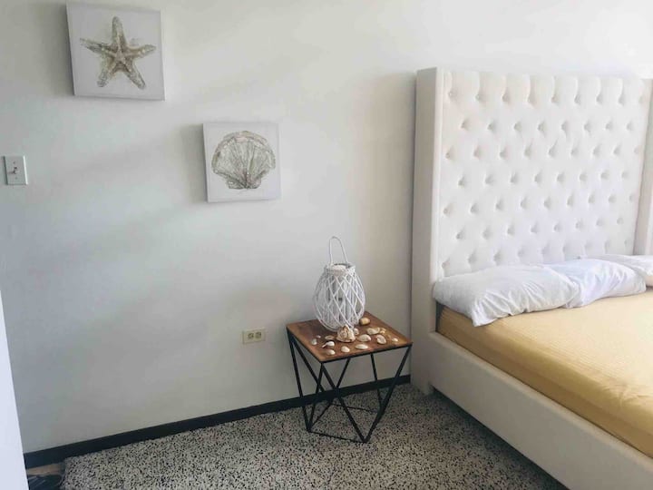 Главна спалня с изглед към океана!