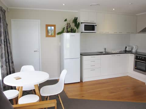 Private One Bedroom Downstairs Flat with Kitchen