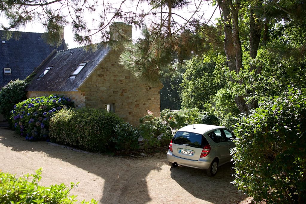 accès à la maison avec parking réservé (2 voitures)