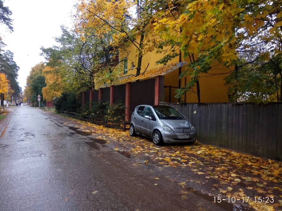 Так выглядит дом с улицы.
This is how the house looks from the street.