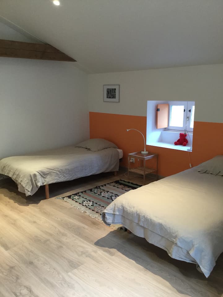 橙色房间有3张床或1张床，还有1张标准双人床