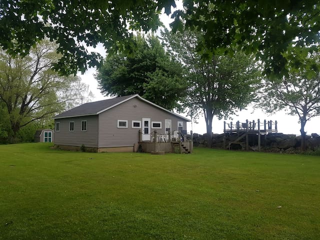 Pelee On The Rocks - Waterfront cozy cottage!