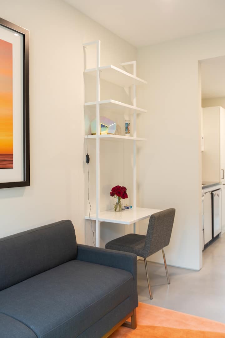 Private Bedroom, Kitchenette Blocks From The Beach - Santa Monica, CA