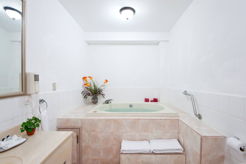 bañera de hidromasaje,agua caliente,toallas,jabon,shampoo