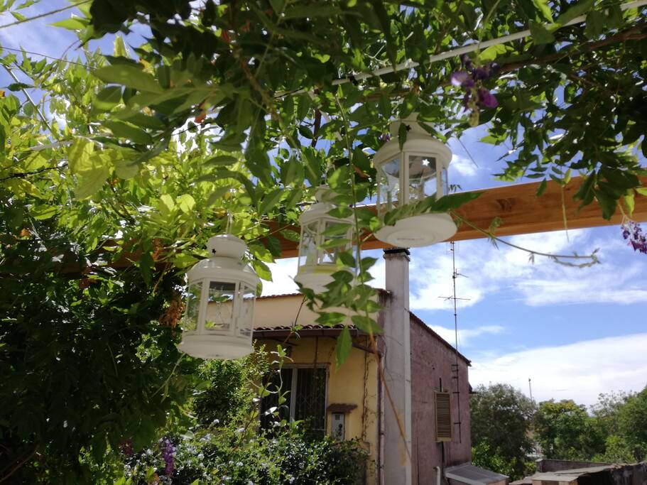 Al patiolo sono appese delle luce sia a led che candele per creare una bella atmosfera notturna