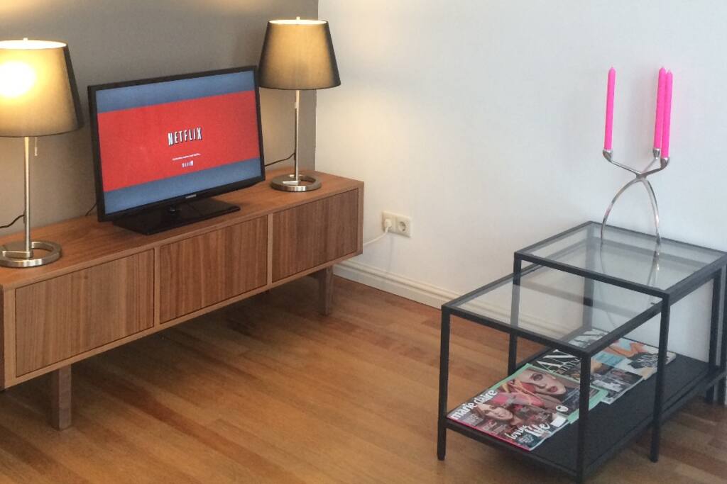 Living room with Smart TV (with Netflix!)