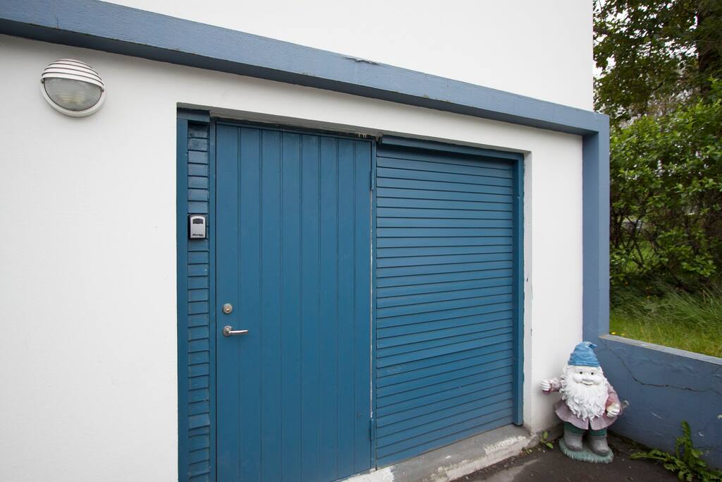 The key box for the apartment is on the left side of this door.
Notice: This is not the entrance to the apartment.